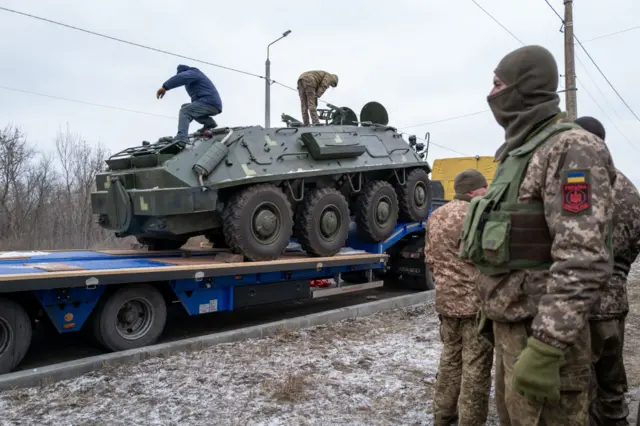 Бронетехнику везут в Бахмут