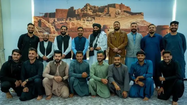 تیم ملی کریکت افغانستان با سراج الدین حقانی عکس گرفتند