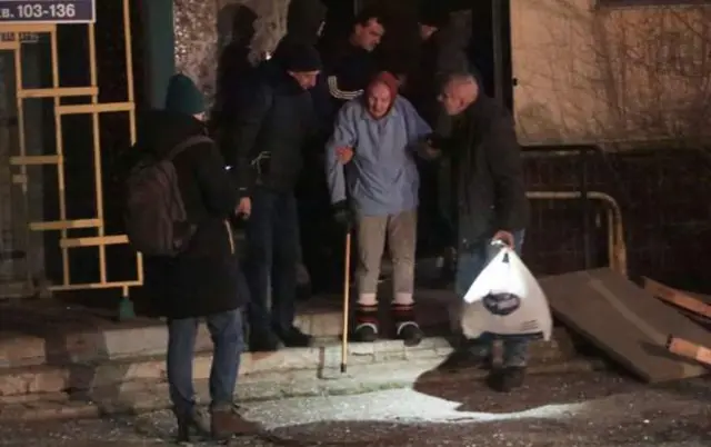 Спасатели помогают людям эвакуироваться