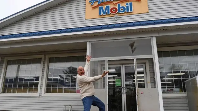 صاحب المحل الذي باع التذكرة