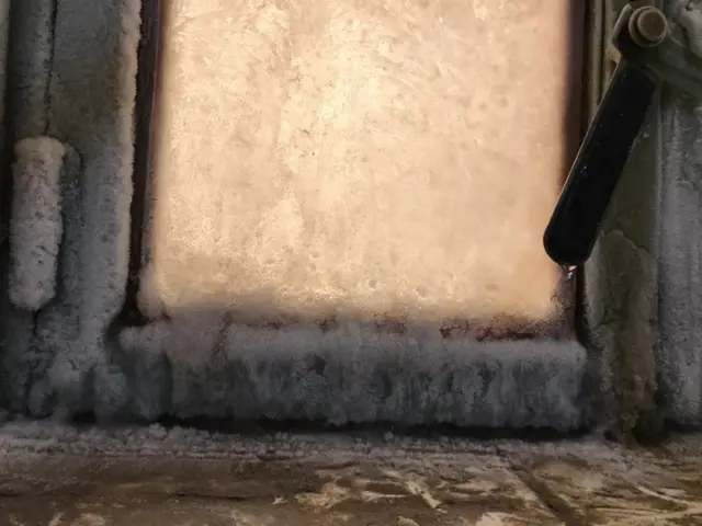 تصویری از پنجره یخ زده از داخل یک خانه در مزارشریف