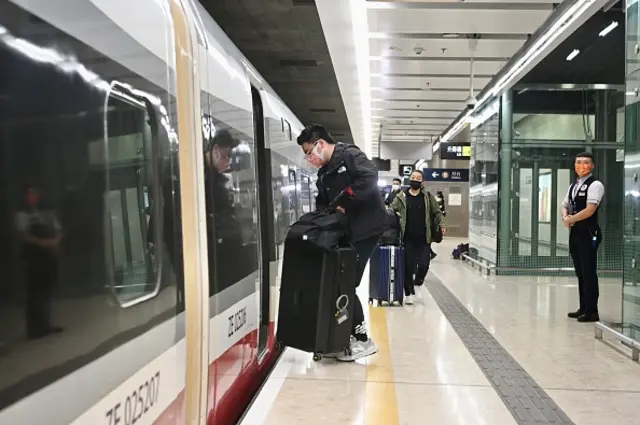 فيروس كورونا: رغم طفرة الإصابات الجديدة، الصين تتابع انفتاحها على العالم وتستأنف خدمات السكك الحديدية بينها وهونغ كونغ