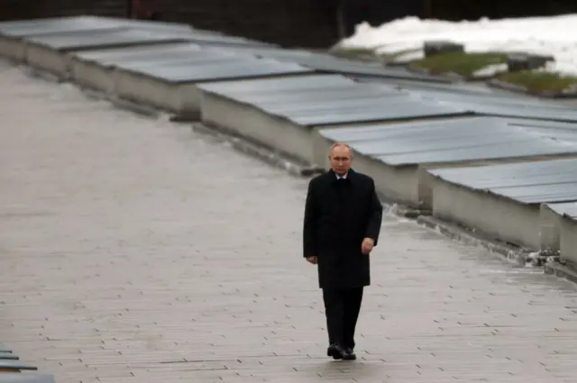 Путин на Пискаревском кладбище