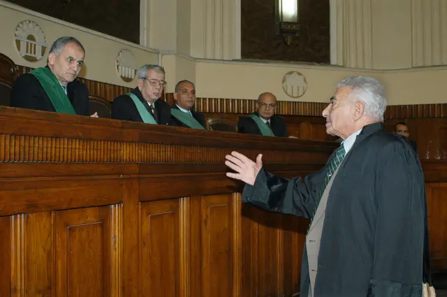 محامي أمام القاضي