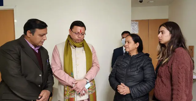 ऋषभ पंत के परिवारवालों के साथ पुष्कर सिंह धामी