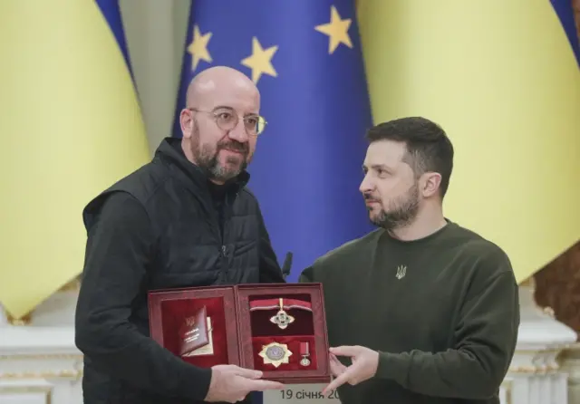 Владимир Зеленский вручил Шарлю Мишелю орден "За заслуги" первой степени