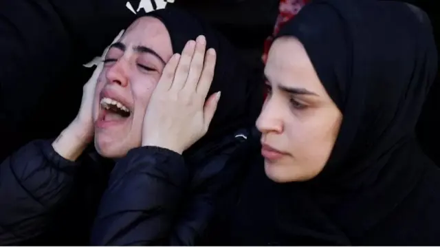 عائلة المدرس الفلسطيني الذي قتلته القوات الإسرائيلية خلال تقديم الإسعافات الأولية لمسلح أصيب بجروح قاتلة