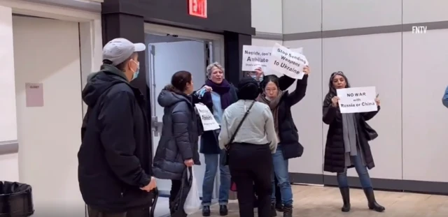 Протестующие