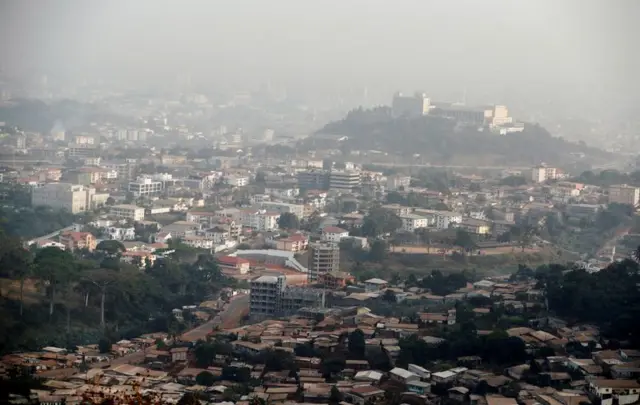 A hụrụ ozu ya n'isi obodo Cameroon bụ Yaounde ebe ọ tọgbọ n'ala nkiti.