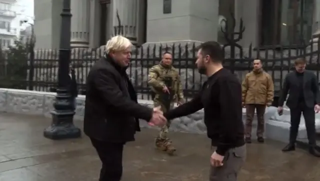 Mgbe onyeisiala Volodymyr Zelensky  zutere Boris Johnson na Kyiv.
