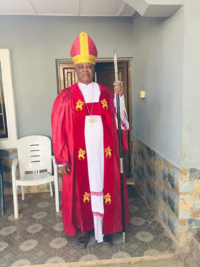 Archbishop Joseph Nnonah bụ onye tere Bịshọpụ Nwosu mmanụ.