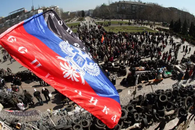 Флаг самопровозглашенной "Донецкой народной республики" над областной администрацией в апреле 2014 года