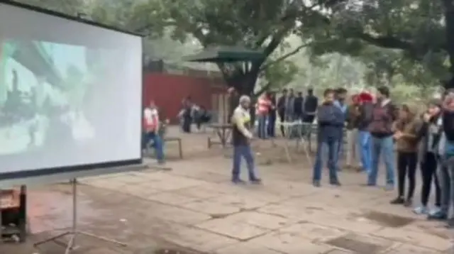 పంజాబ్ యూనివర్సిటీలో బీబీసీ డాక్యుమెంటరీ చూస్తున్న విద్యార్థులు