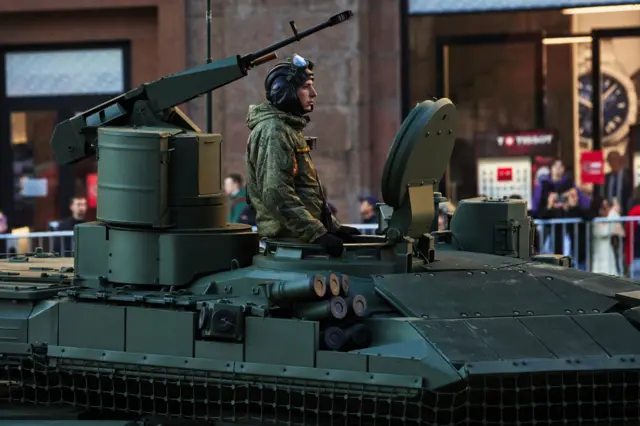 Российский танк Т-14 "Армата" на репетиции военного парада в Москве 4 мая 2022 года