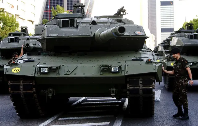 Танки Leopard участвуют в военном параде в честь Национального дня на Пласа-де-Лима в Мадриде, Испания.
