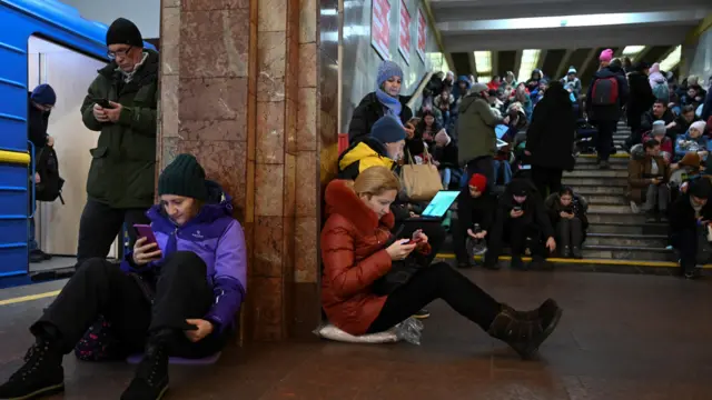 Жители укрываются в метро в Киеве 26 января