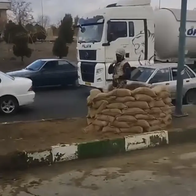 اکانت توییتر ۱۵۰۰ تصویر با انتشار این عکس نوشت: «پیام: کل شهر زاهدان یکی شده با بلوک و سنگر و دژ و ایست»