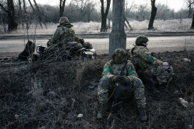 украинские десантники ожидают транспортировки под городом Часов Яр