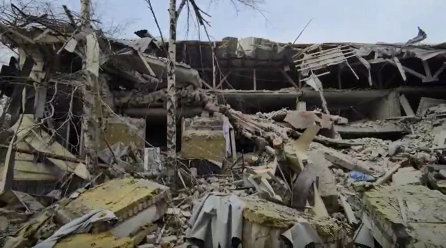 Пророссийские сепаратисты так называемой ЛНР опубликовали видео с последствиями, как утверждается, удара ВСУ по больнице в Новоайдаре