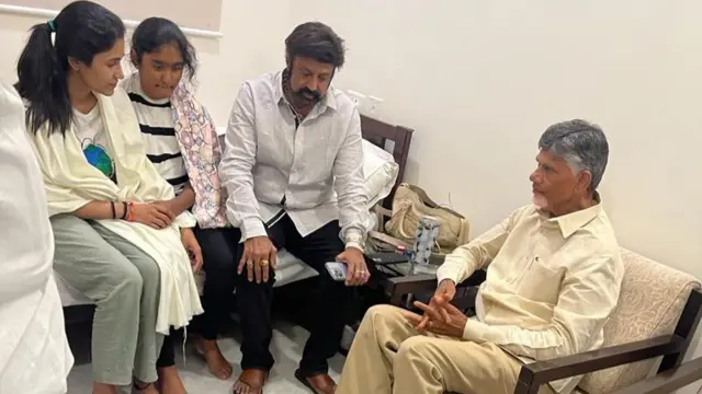 తారకరత్నభార్య అలేఖ్యతో మాట్లాడుతున్న చంద్రబాబు, చిత్రంలో బాలకృష్ణ