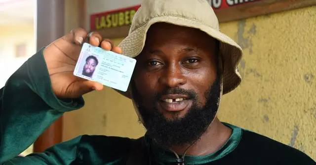 Ndị mmadụ ka na-agba mbọ inweta akwụkwọ ikike itu vootu ha ruo taa bụ Satọdee.