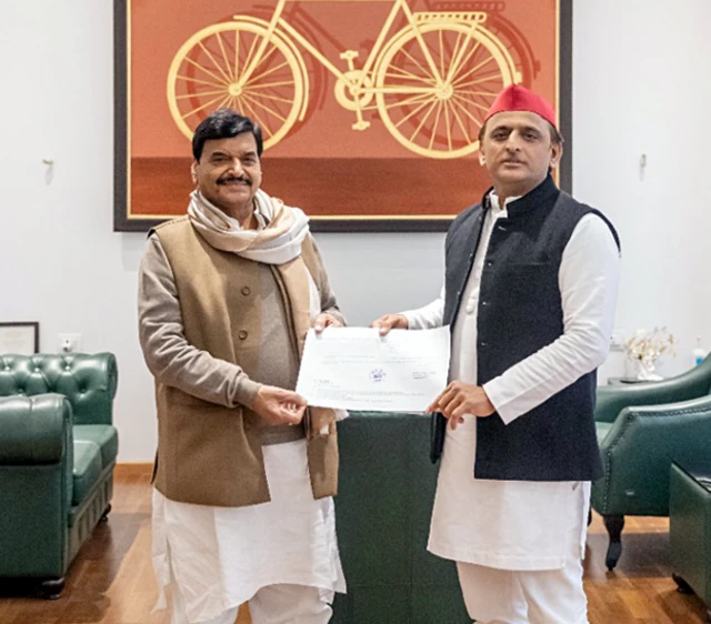 अखिलेश यादव के साथ शिवपाल यादव