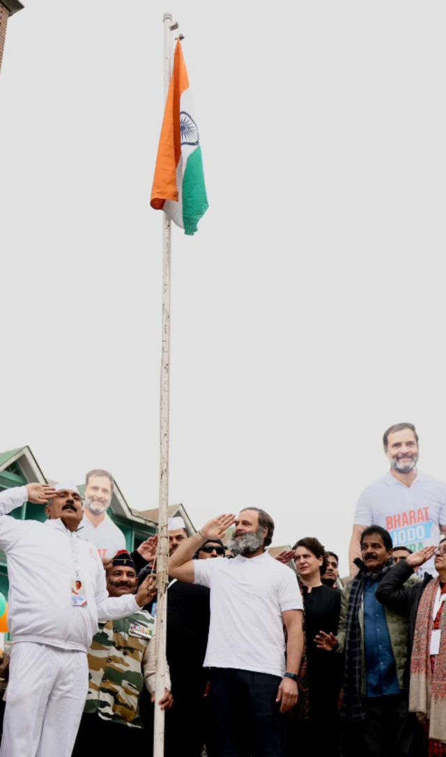 लाल चौक पर राहुल गांधी ने फहराया राष्ट्रीय ध्वज तिरंगा