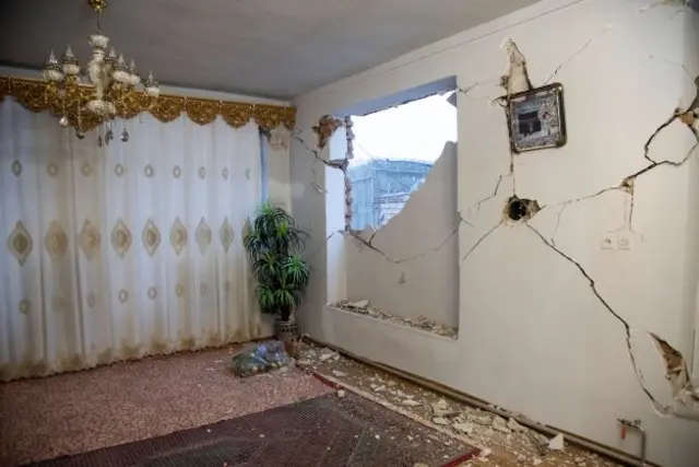 مصرع ما لا يقل عن 3 أشخاص ومئات الجرحى ومباني متضررة جراء زلزال "ضحل" في إيرن