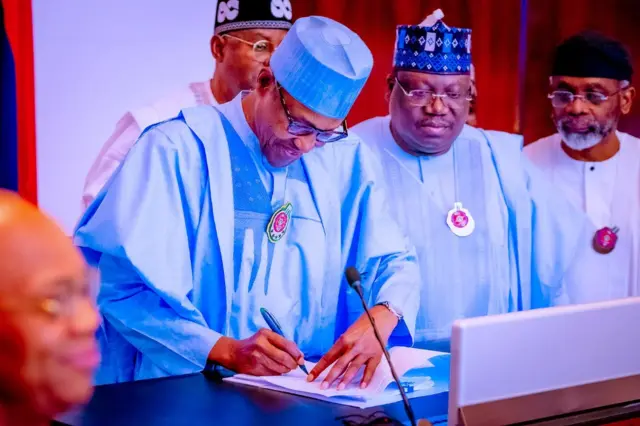 Ego onyeisiala Naijirịa bụ Muhammadu Buhari na-ebinye aka na Bọjet afọ 2023.