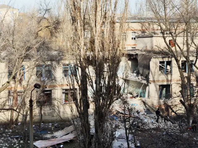 Агентство ТАСС опубликовало фотографии, на которых, по его данным, изображены последствия удара по больнице в Токмаке