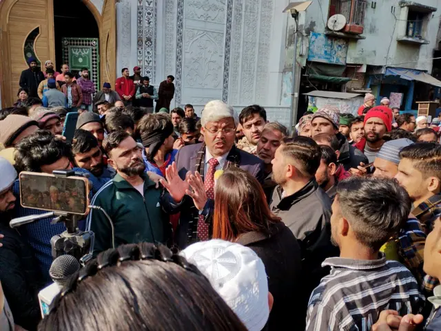हल्द्वानी के बनभूलपुरा इलाके में 'अतिक्रमण हटाओ अभियान' का विरोध कर रहे लोग