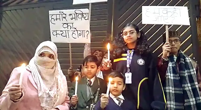 हल्द्वानी के बनभूलपुरा इलाके में 'अतिक्रमण हटाओ अभियान' का विरोध कर रहे लोग