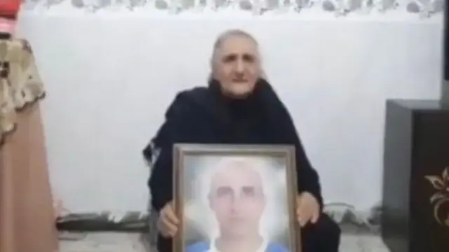 گوهر عشقی به تازگی در حمایت از اعتراضات در ایران چادر خود را برداشت