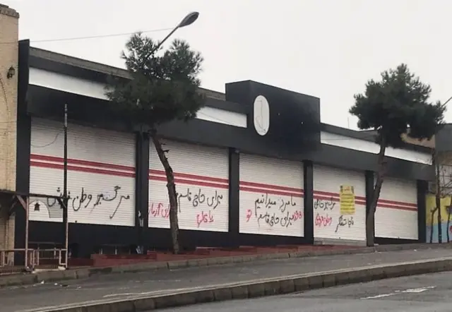 کافه ای که این سرآشپز در آن کار میکرد پلمب شده و روی در و دیوار آن شعارهای در حمایت از قاسم سلیمانی نوشته شده
