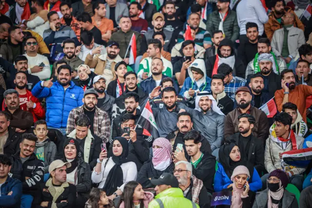 الجمهور في ملعب البصرة