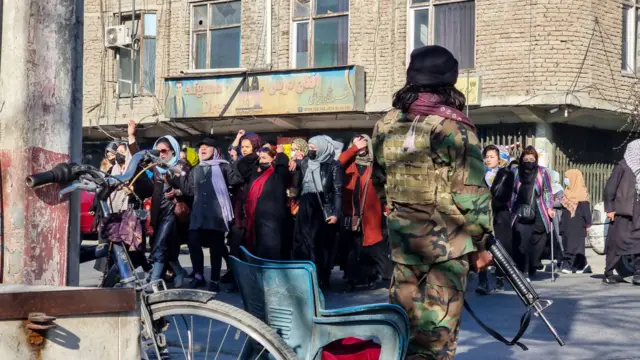 دو روز پس از دستور منع تحصیل دانشگاهی زنان، شماری از زنان در کابل تظاهرات کردند