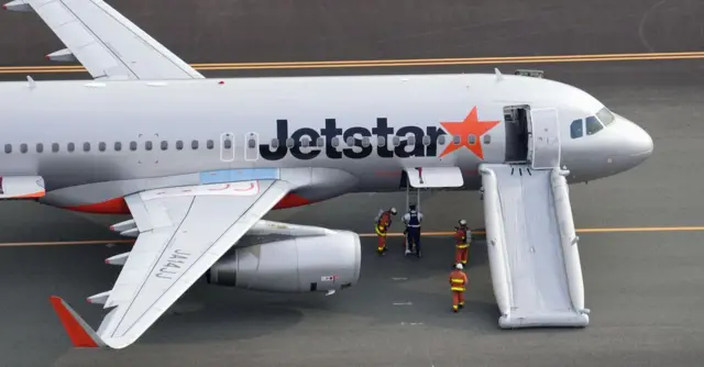 الطائرة عند هبوطها المطار