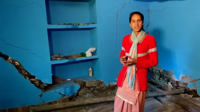 सुनैना सकलानी अपनी बहनों के साथ पहले इस कमरे में रहती थीं, लेकिन दीवार फटने के कारण उन्हें ये कमरा छोड़ना पड़ा.