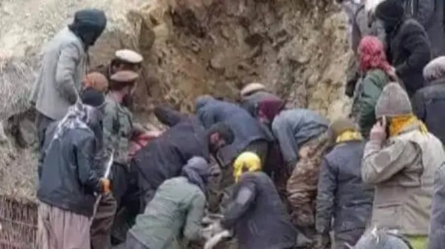 ساکنان محلی در تلاش برای نجات معدنچیان گیرمانده در بدخشان