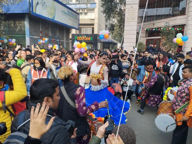 प्राइड परेड में ढोल पर नाचते हुए