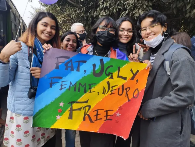 लोगों ने हाथ में प्राइड का झंडा भी लिया हुआ था. लोग इस दौरान गले मिलते भी देखे गए.