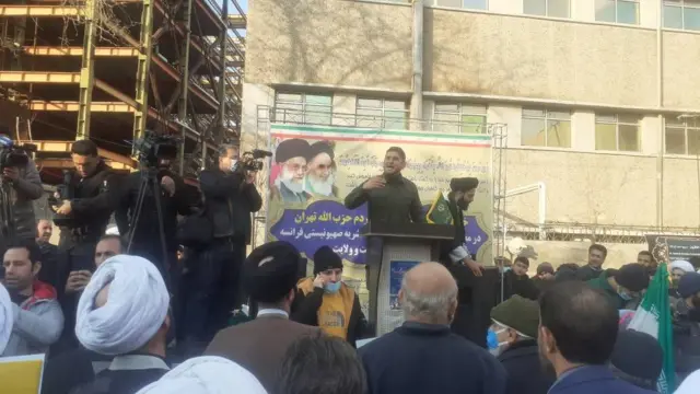 عکسی که خبرگزاری ایرنا از تجمع امروز در مقابل سفارت فرانسه در تهران منتشر کرده است
