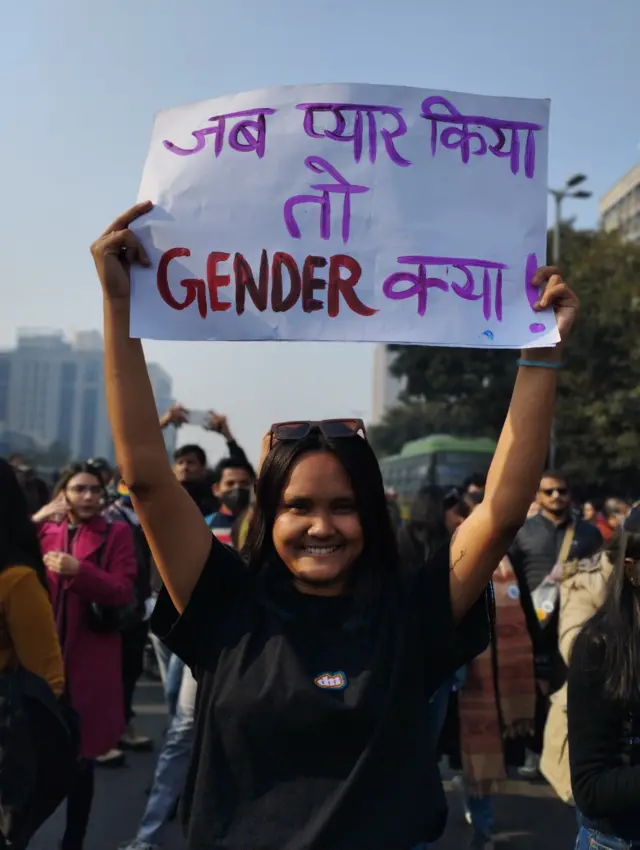 एक पोस्टर पर लिखा था, "जब प्यार किया तो जेंडर क्या?"