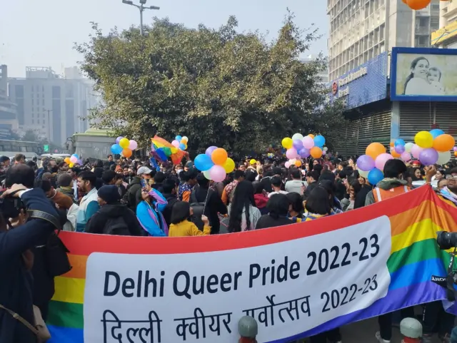 दिल्ली में रविवार को एलजीबीटी कम्युनिटी प्राइड परेड कर रही है. ये प्राइड परेड बाराखंभा मेट्रो स्टेशन के गेट नंबर तीन से जंतर मंतर तक जाएगी.