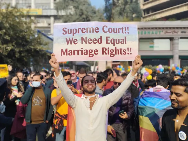बाराखंभा मेट्रो स्टेशन के गेट नंबर तीन के बाहर सैकड़ों की संख्या में लोग आए हुए थे.