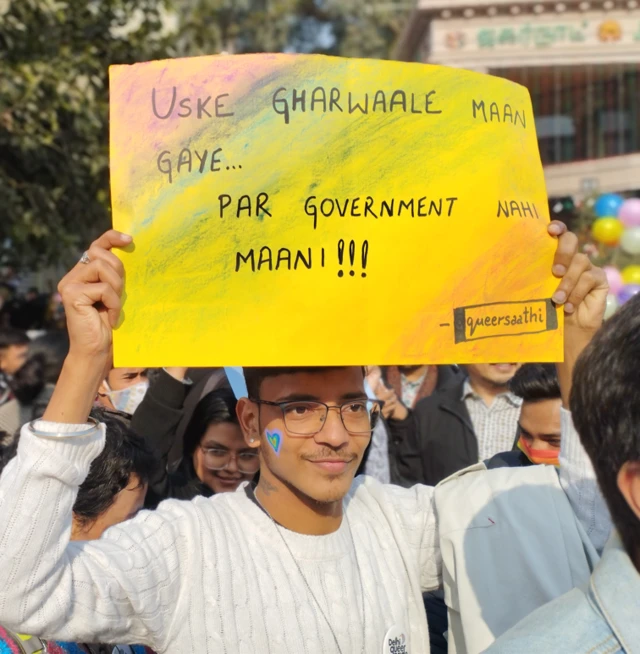 प्राइड परेड में अलग अलग जगहों से युवा आए हुए थे
