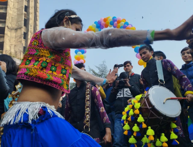 प्राइड परेड में ढोल पर जमकर नाचते हुए.