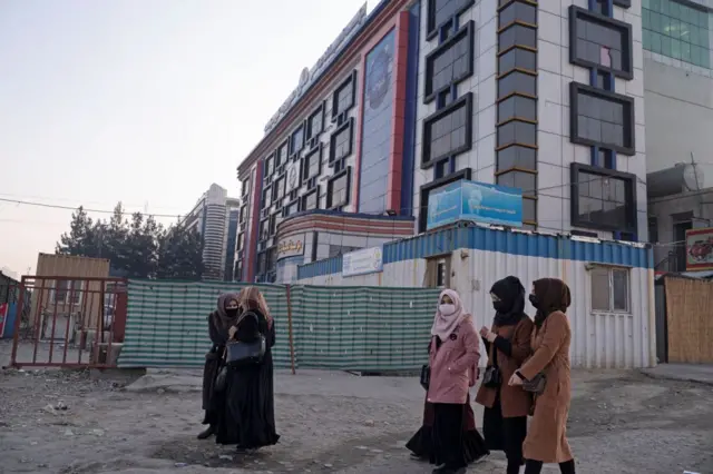 دانشجویان زن از کنار ساختمان یک دانشگاه خصوصی در کابل می‌گذرند
