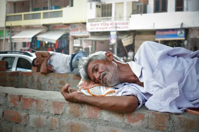 सोते हुए आप क्यों नहीं गिरते