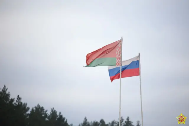 Флаги Беларуси и России на совместных учениях в начале января